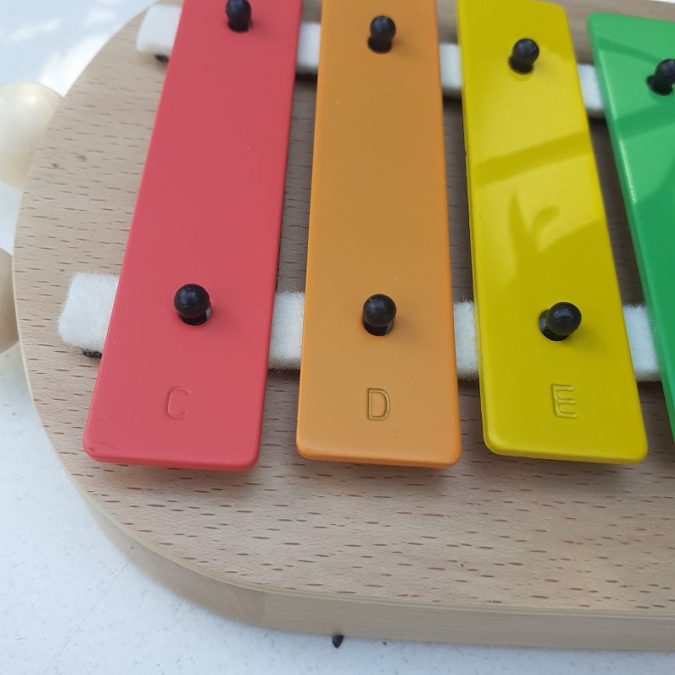 Beschriftete Klangplättchen Kinder-Glockenspiel © Christian Gaisböck / dadslife.at