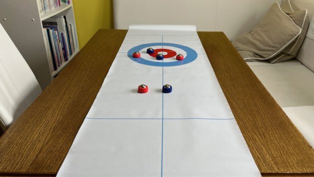 Tisch-Curling – © Christian Eberle-Abasolo / Dad’s Life