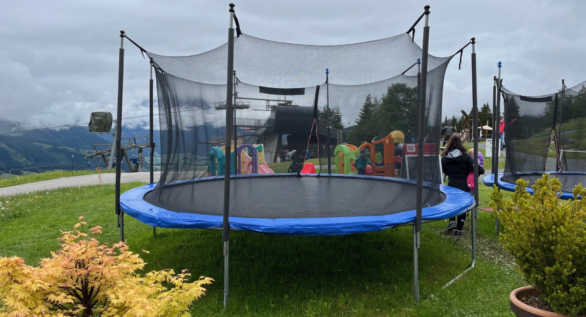 Die besten Garten-Trampoline für Kinder im Test - © Christian Eberle-Abasolo / dadslife.at